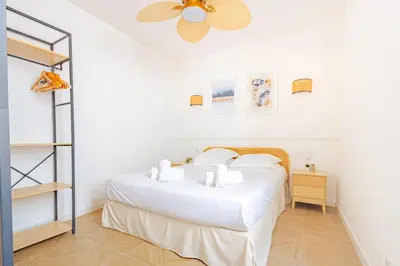 Un ou plusieurs lits dans un hébergement de l'établissement FERSEN Superb Mediterranean style apartment in heart of Old Antibes