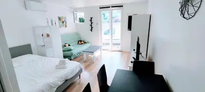Un ou plusieurs lits dans un hébergement de l'établissement Appartement climatisé Golfe-Juan plage