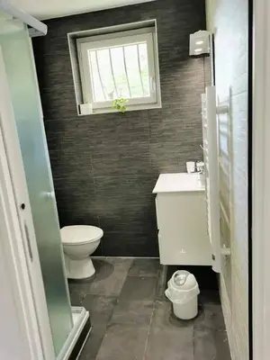 Salle de bains dans l'établissement Appartement climatisé Golfe-Juan plage