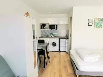 Cuisine ou kitchenette dans l'établissement Appartement climatisé Golfe-Juan plage