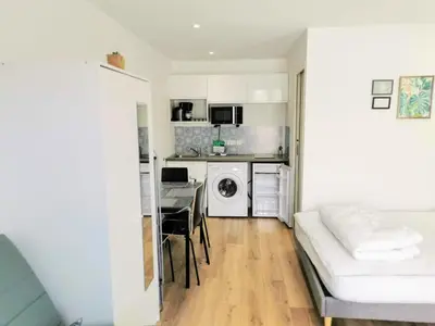 Cuisine ou kitchenette dans l'établissement Appartement climatisé Golfe-Juan plage