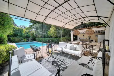 Piscine de l'établissement Cannes Luxury Rental - Belle epoque villa à louer proche centre Cannes ou située à proximité