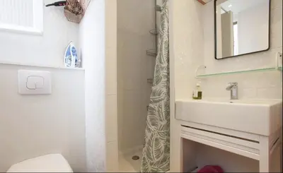 Salle de bains dans l'établissement Croisette Beach Cannes Banane 4 sleeps Apart