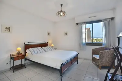 Un ou plusieurs lits dans un hébergement de l'établissement Charming Two-Bedroom Apartment with balcony and Garage by the Marina