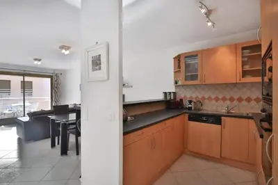 Cuisine ou kitchenette dans l'établissement Charming Two-Bedroom Apartment with balcony and Garage by the Marina