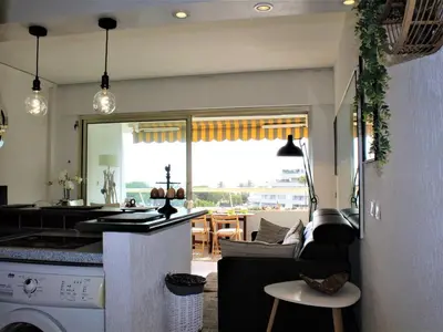 Cuisine ou kitchenette dans l'établissement Appartement Contemporain, 4 Couchages, Climatisé avec Parking - FR-1-252A-82