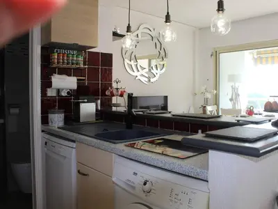 Cuisine ou kitchenette dans l'établissement Appartement Contemporain, 4 Couchages, Climatisé avec Parking - FR-1-252A-82