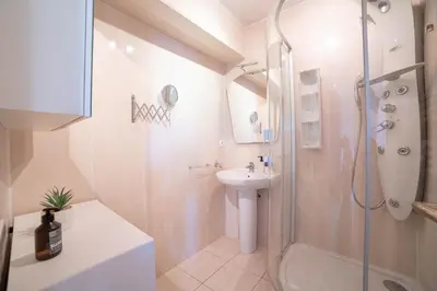 Salle de bains dans l'établissement Cannes Elegance – Balcony & Quiet Near Shops