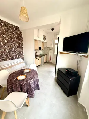 Télévision ou salle de divertissement dans l'établissement Appartement WHITE DESIGN Proche Cannes