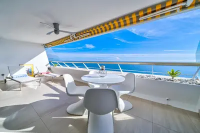 Vue générale sur la mer ou vue sur la mer prise depuis l'appartement
