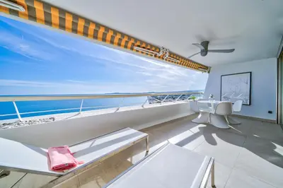 Vue générale sur la mer ou vue sur la mer prise depuis l'appartement
