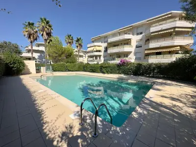 Piscine de l'établissement Regent Côte d'Azur air-conditioned, pool, garden & parking ou située à proximité