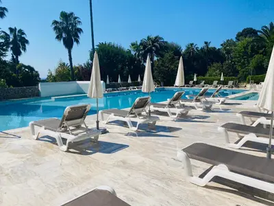 Piscine de l'établissement Splendid sea view 1 Bedroom access to the beach and swimming pool ou située à proximité