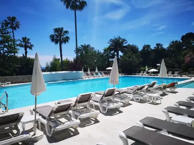 Piscine de l'établissement Splendid sea view 1 Bedroom access to the beach and swimming pool ou située à proximité