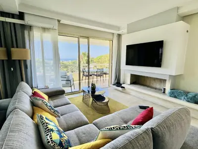 Télévision ou salle de divertissement dans l'établissement Bella vista luxe 2 chambres
