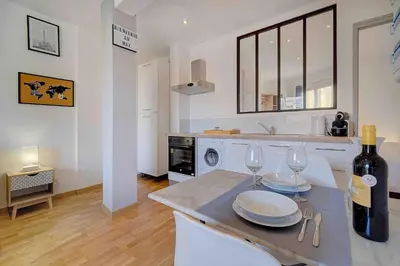 Cuisine ou kitchenette dans l'établissement Le Max et Leo - 600m plage - Verrière côte d'Azur