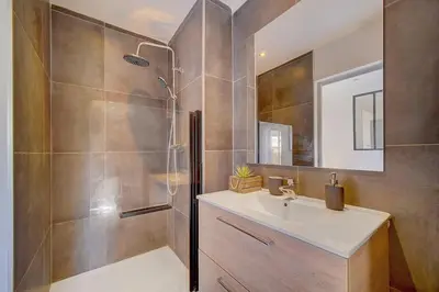 Salle de bains dans l'établissement Le Max et Leo - 600m plage - Verrière côte d'Azur