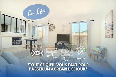 Télévision ou salle de divertissement dans l'établissement Le Max et Leo - 600m plage - Verrière côte d'Azur