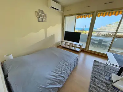 Télévision ou salle de divertissement dans l'établissement #901 MARINA RIVIERA BAY - Studio vue Mer et Port Panoramique