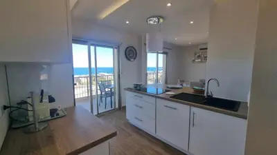 Cuisine ou kitchenette dans l'établissement LUXURY APPARTEMENT Vue MER PANORAMIQUE