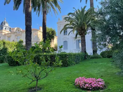 Jardin de l'établissement superbe appartement centre Cannes