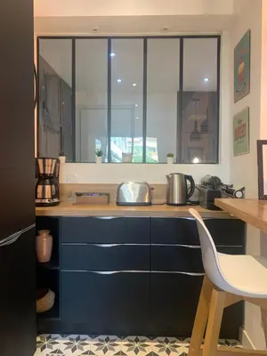 Cuisine ou kitchenette dans l'établissement Appart Le Cannet