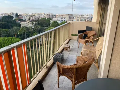 Balcon ou terrasse dans l'établissement Appartement Juan-Les-Pins, 4 pieces, 80m2, Residence Luxe Piscine Tennis