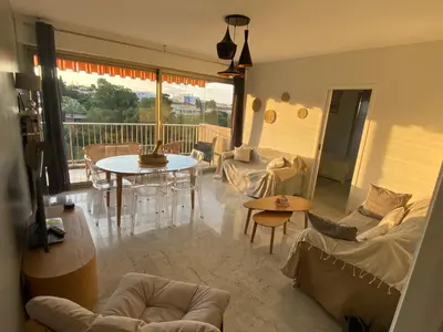 Coin salon dans l'établissement Appartement Juan-Les-Pins, 4 pieces, 80m2, Residence Luxe Piscine Tennis