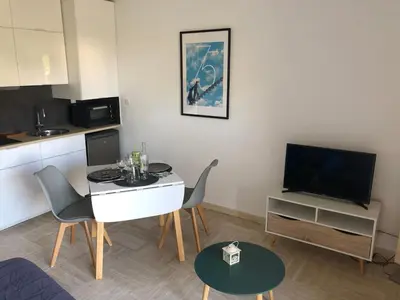 Télévision ou salle de divertissement dans l'établissement Appartement 2 personnes calme proche de la mer piscine tennis