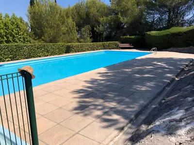 Piscine de l'établissement Appartement 2 personnes calme proche de la mer piscine tennis ou située à proximité