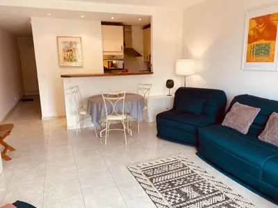 Coin salon dans l'établissement MON2-Studio spacieux Cannes centre