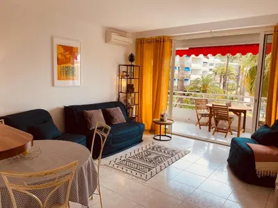 Coin salon dans l'établissement MON2-Studio spacieux Cannes centre