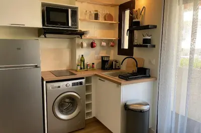 Cuisine ou kitchenette dans l'établissement Studio For 2 People Near The Beach Of Antibes