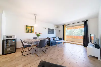 Télévision ou salle de divertissement dans l'établissement Hello Côte d'Azur - Spacieux 3 pieces a 5 min des plages