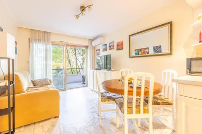 Coin salon dans l'établissement LB Vacation Rentals I Cannes Croisette, Large Terrace, Free Parking, Beaches
