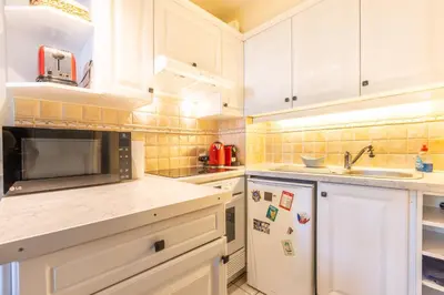 Cuisine ou kitchenette dans l'établissement LB Vacation Rentals I Cannes Croisette, Large Terrace, Free Parking, Beaches