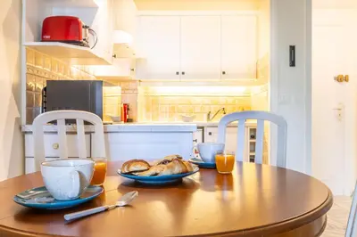Cuisine ou kitchenette dans l'établissement LB Vacation Rentals I Cannes Croisette, Large Terrace, Free Parking, Beaches