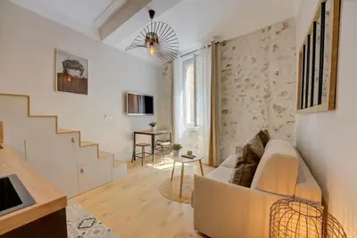 Télévision ou salle de divertissement dans l'établissement Duplex Studio Apt Mezzanine near Shops & Cafes