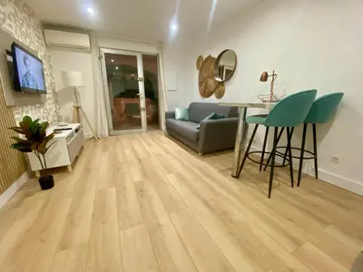 Télévision ou salle de divertissement dans l'établissement Studio Bricka - 200m to the beach, parking, clim, terrace