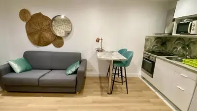 Cuisine ou kitchenette dans l'établissement Studio Bricka - 200m to the beach, parking, clim, terrace