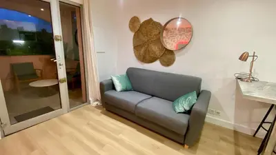Coin salon dans l'établissement Studio Bricka - 200m to the beach, parking, clim, terrace