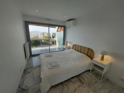 Un ou plusieurs lits dans un hébergement de l'établissement Superbe appartement climatisé proche plages, grande terrasse et parking privé