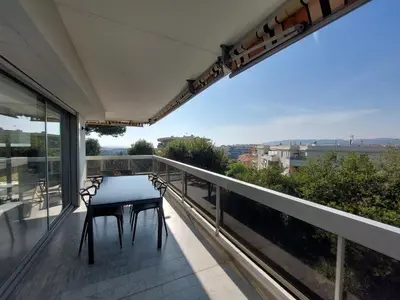 Balcon ou terrasse dans l'établissement Superbe appartement climatisé proche plages, grande terrasse et parking privé