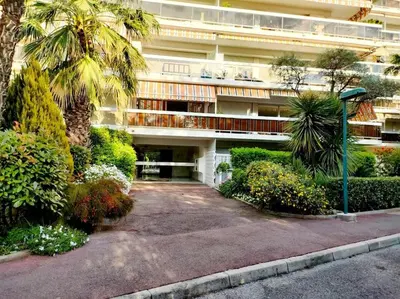 Jardin de l'établissement Superbe appartement climatisé proche plages, grande terrasse et parking privé