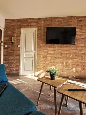 Télévision ou salle de divertissement dans l'établissement Parking privé + Jardin + Clim proche Plage & Resto