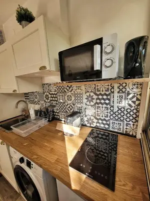 Cuisine ou kitchenette dans l'établissement Parking privé + Jardin + Clim proche Plage & Resto