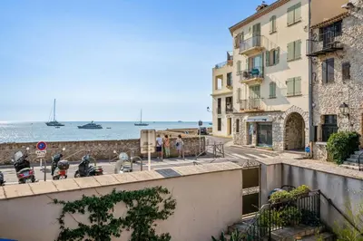 Vue générale sur la mer ou vue sur la mer prise depuis l'appartement