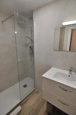 Salle de bains dans l'établissement Albert 1er · Chic One-Bedroom Apartment with Parking - StayInAntibes