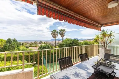 Balcon ou terrasse dans l'établissement Superbe 3 pièces avec piscine et tennis
