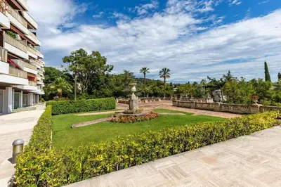 Jardin de l'établissement Superbe 3 pièces avec piscine et tennis